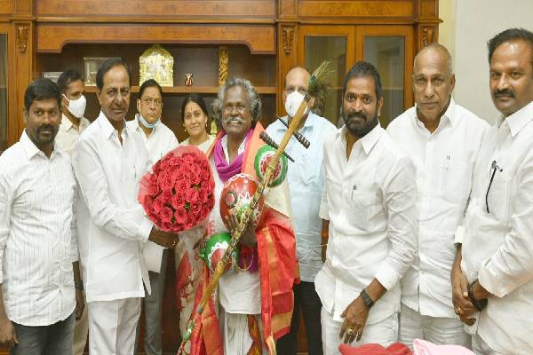 KCR gives Rs 1 crore & plot in Hyd to Bheemla Nayak Mogilaiah!