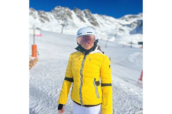 Samantha wows fans, friends with her skiing skills