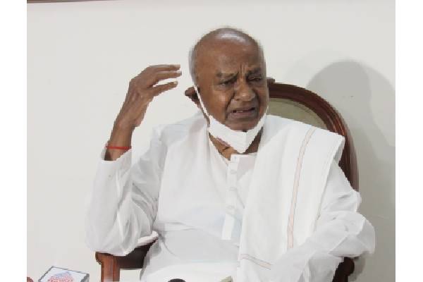 Deve Gowda extends support to KCR’s fight against communal politics