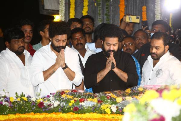 Tarak and Kalyanram pay tributes to NTR