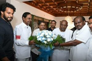 KCR, Deve Gowda discuss ‘topics of national importance’