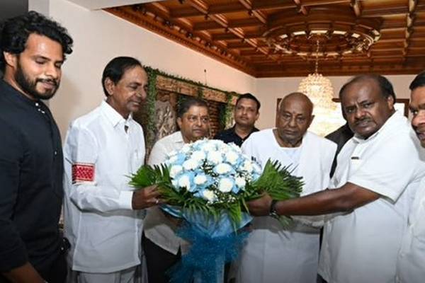 KCR, Deve Gowda discuss ‘topics of national importance’