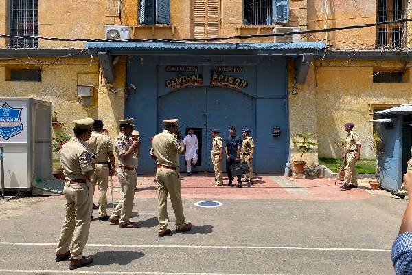 Rahul Gandhi calls on NSUI leaders at Hyderabad prison