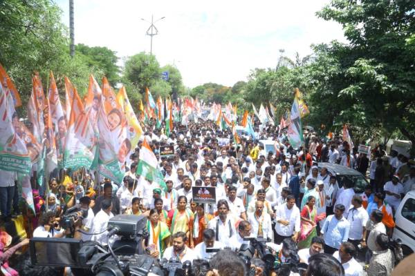 Congress stages massive protest in Hyderabad