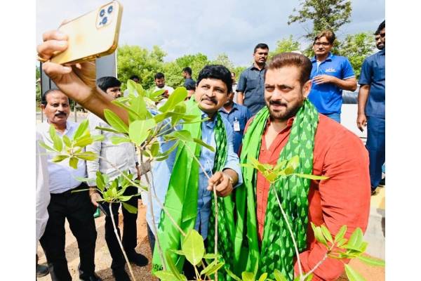 Salman Khan urges fans to plant trees