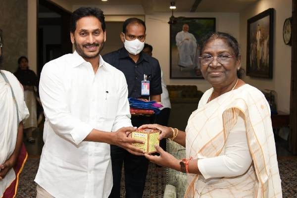 Jagan introduces his MPs, MLAs to NDA Presidential candidate