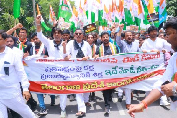 Cong takes out huge rally in Hyderabad in support of Sonia