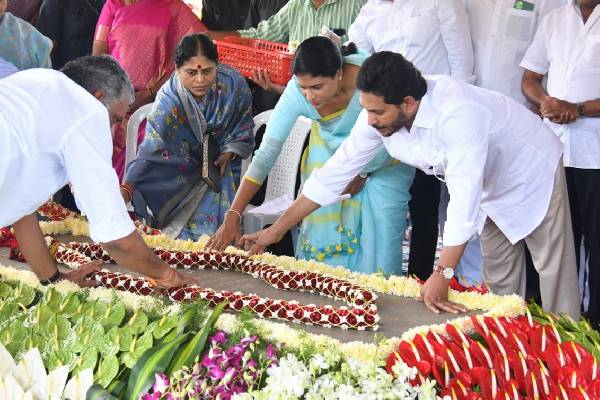 Jagan family pays tribute to late YSR