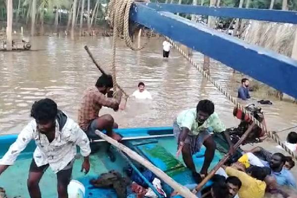 Boat capsizes in Godavari, Naidu, TDP leaders are safe