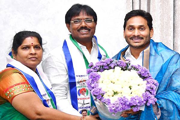 Mangalagiri BC leader leaps from Lokesh lap, lands on Jagan lap