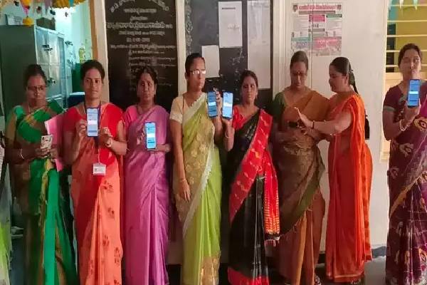 Teachers ask govt to give mobiles for attendance