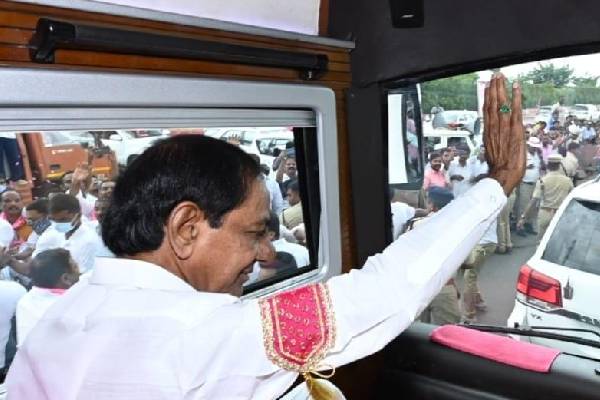 KCR leads massive rally to Munugode to launch TRS campaign