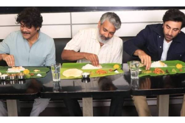 Ranbir enjoys a meal off a banana leaf with Rajamouli, Nagarjuna