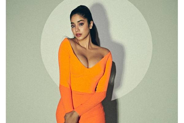 Pic Talk: Janhvi Kapoor stuns in a Bodycon Dress