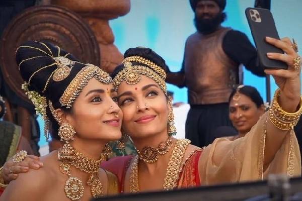 Trisha Krishnan poses with Aishwarya Rai Bachchan on ‘Ponniyin Selvan’ set