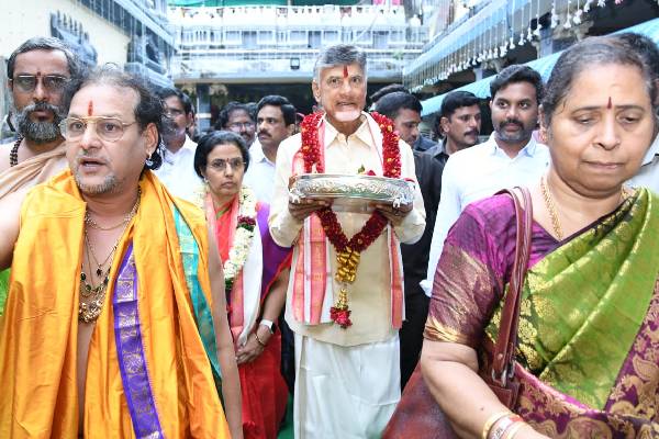 Chandrababu prays for Amaravati at Durga temple