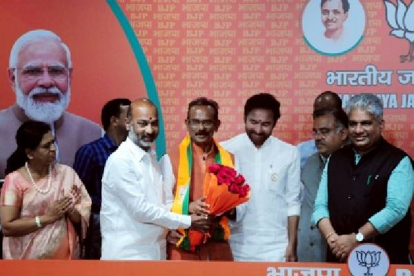 Former TRS MP Narsiah Goud joins BJP