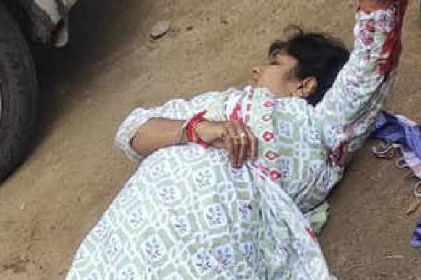 A woman attempts suicide near CMO in Tadepalli