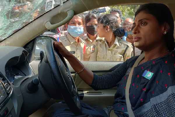 Sharmila detained on way to T’gana CM’s residence for protest