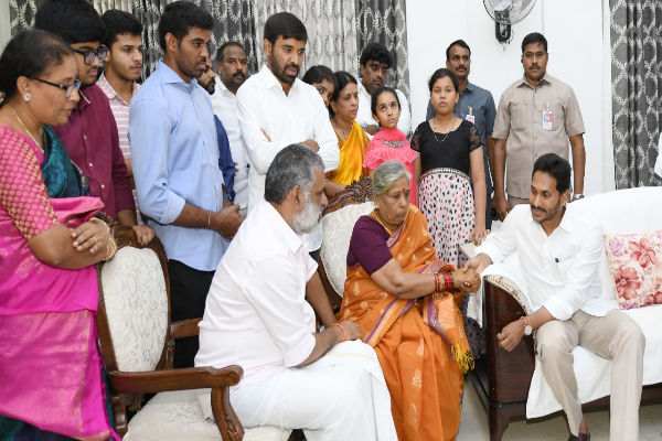 Jagan consoles Dharma Reddy, Chevireddy