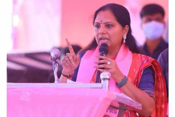 Summoned by CBI in liquor scam, Kavitha meets KCR