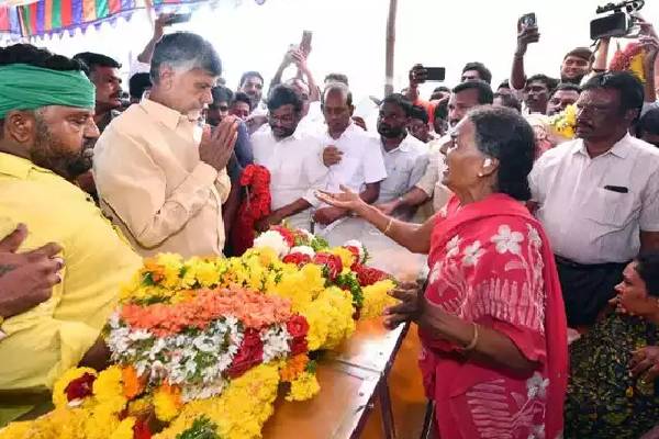 Naidu pays tributes to TDP activists died in Kandukur incident