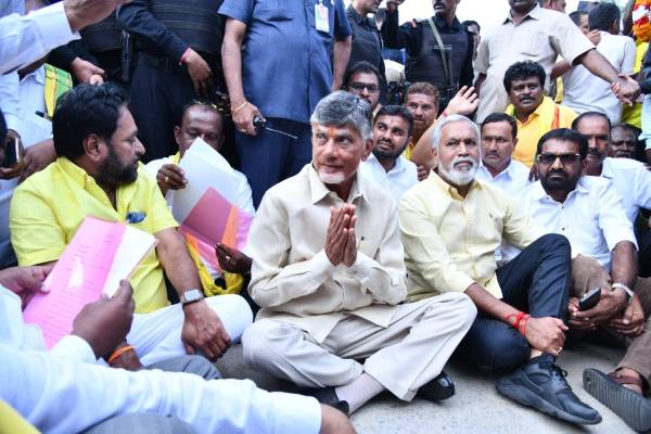 Naidu holds protest on road in Kuppam