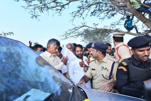 Naidu fires at State govt, police for blocking his Kuppam tour