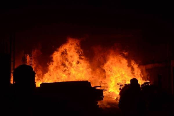 Huge fire breaks out in multi-storied Hyderabad building