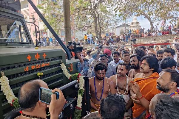 Pawan Kalyan performs puja of his campaign vehicle at T’gana temple