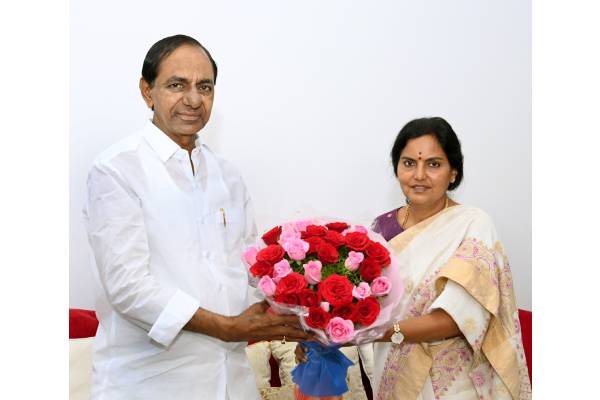 santhi kumari appointed as telangana new CS