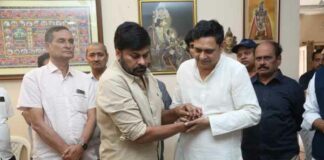 Chiranjeevi at Viswanath last rites