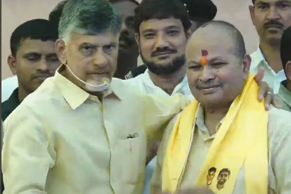 Kanna joins opposition TDP, Naidu welcomes