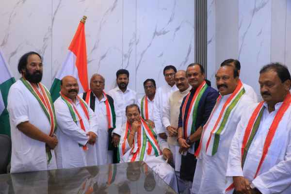 Senior Telangana leader Srinivas returns to Congress