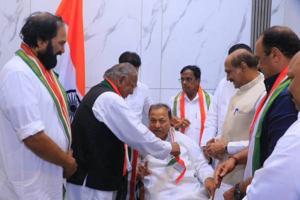 Senior Telangana leader Srinivas denies joining Congress