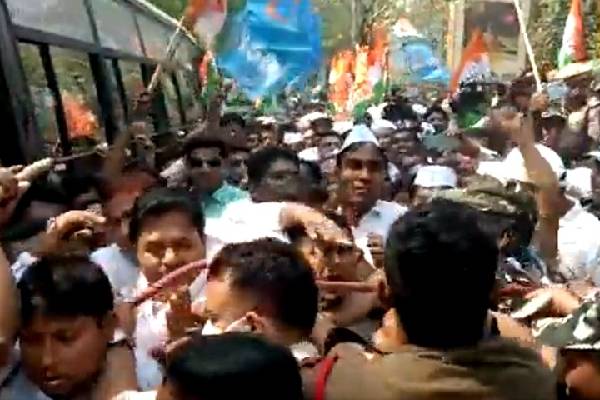 Telangana Congress leaders detained during ‘chalo Raj Bhavan’ march