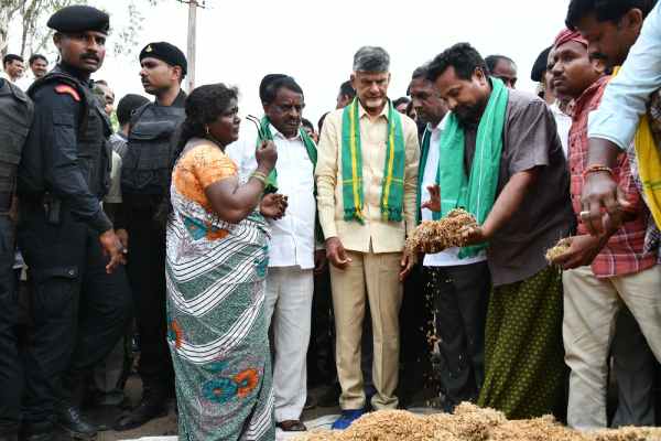 Naidu gives ultimatum to Jagan on purchase of damaged farm products