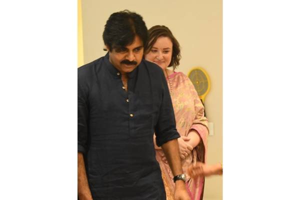 Pawan Kalyan Slaps Rumors With A Click