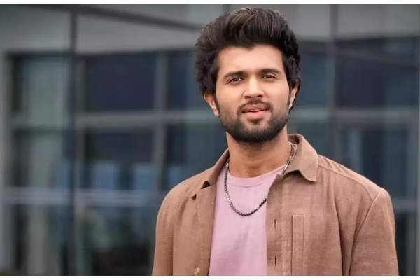 Vijay Deverakonda Treats Fans With His Good Looks From 'Kushi' Sets; Watch