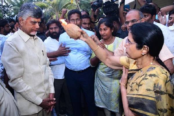 chandrababu naidu reaches hyderabad