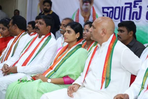 Sharmila blames Jagan for distancing everyone