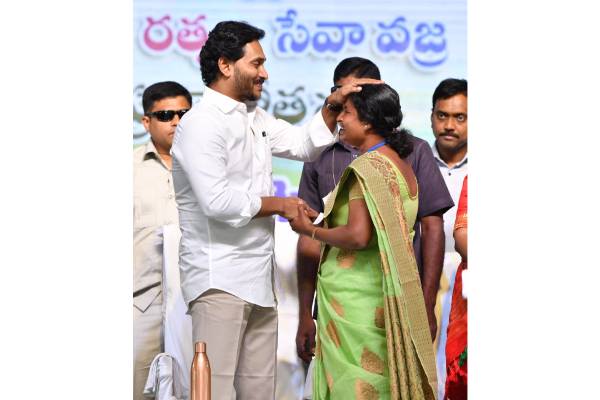 Chief Minister Jagan gives away volunteers’ awards