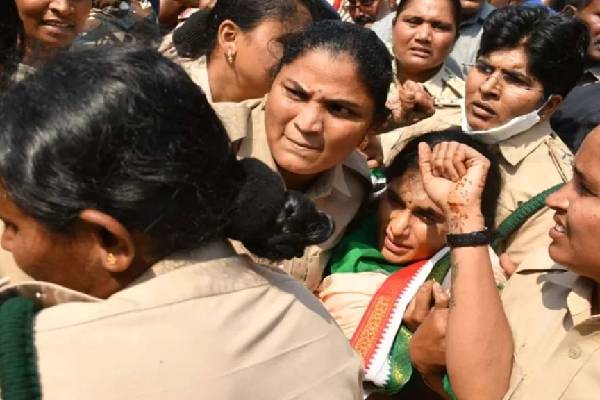 AP police arrest Congress chief Sharmila