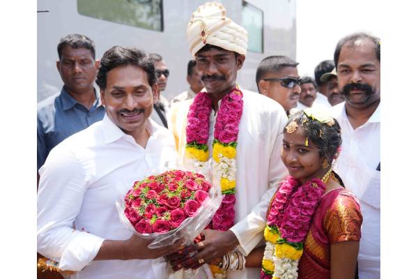 Jagan interacts with people in bus yatra
