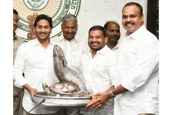 Jagan releases Rs. 161 cr for ONGC-affected fishermen