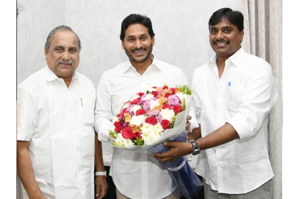 Maduragada, son join YSR Congress