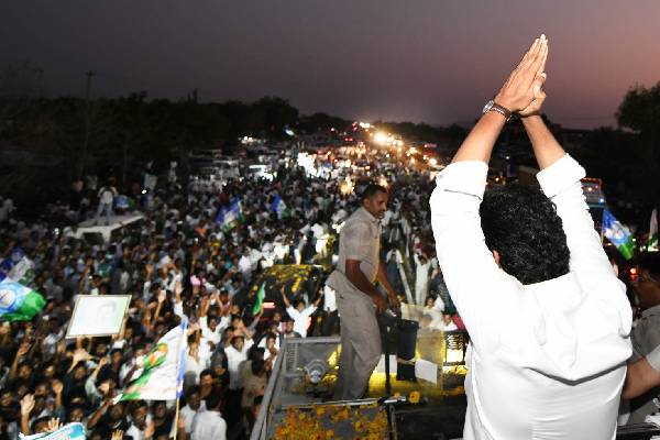 Good turnout in Gooty Town for Jagan