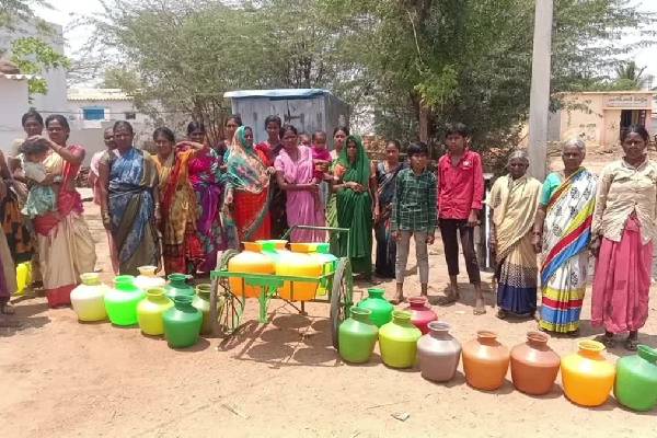 Women hold protest with empty pots in Jagan tour