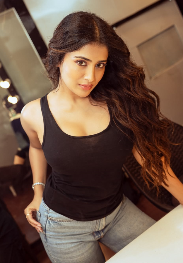 Rashi Singh Hot Looks - Telugu360