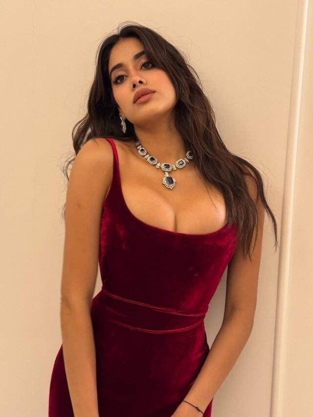 Janhvi Kapoor (21)